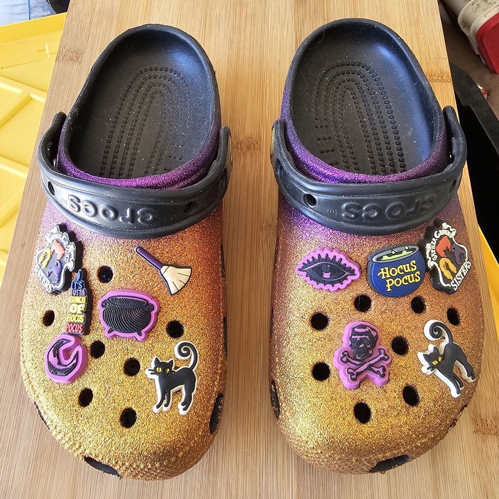 Crocs W7 M5 Disney Hocus Pocus  Halloween Clogs - Black and Orange